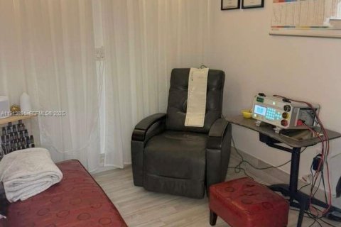 Купить коммерческую недвижимость в Халландейл-Бич, Флорида № 2034529 - фото 20