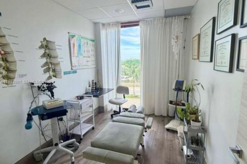 Купить коммерческую недвижимость в Халландейл-Бич, Флорида № 2034529 - фото 10