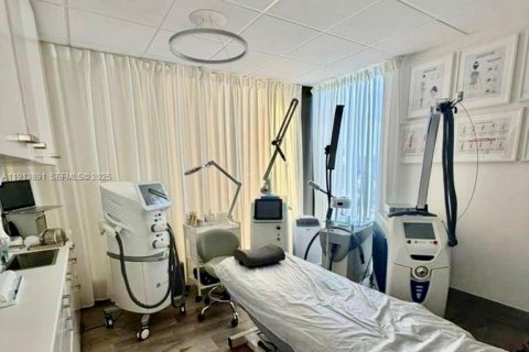 Купить коммерческую недвижимость в Халландейл-Бич, Флорида № 2034529 - фото 5