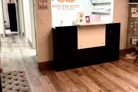 Купить коммерческую недвижимость в Халландейл-Бич, Флорида № 2034529 - фото 2