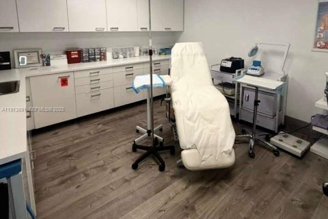 Купить коммерческую недвижимость в Халландейл-Бич, Флорида № 2034529 - фото 17