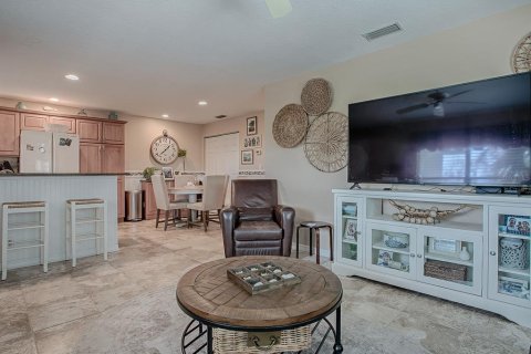 Condo in New Smyrna Beach, Florida, 2 bedrooms  № 1540325 - photo 10