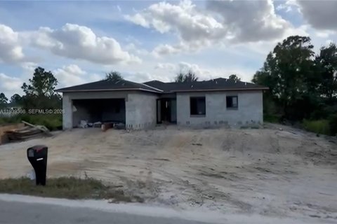 House in Lehigh Acres, Florida 4 bedrooms № 2152660 - photo 9