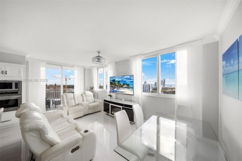 Купить кондоминиум в Халландейл-Бич, Флорида 3 спальни, 148.36м2, № 1992965 - фото 6