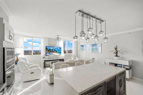 Купить кондоминиум в Халландейл-Бич, Флорида 3 спальни, 148.36м2, № 1992965 - фото 3