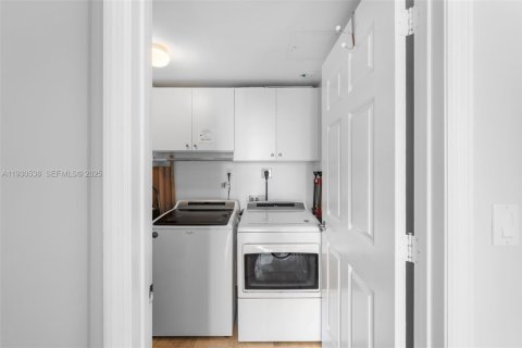 Купить кондоминиум в Халландейл-Бич, Флорида 3 спальни, 148.36м2, № 1992965 - фото 25