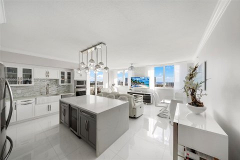 Купить кондоминиум в Халландейл-Бич, Флорида 3 спальни, 148.36м2, № 1992965 - фото 1