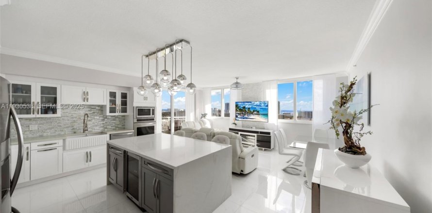 Кондоминиум с 3 спальнями в Халландейл-Бич, Флорида № 1992965