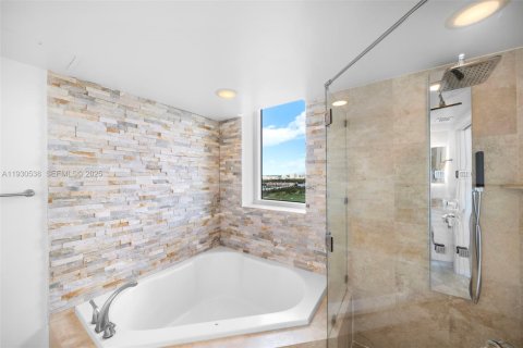 Купить кондоминиум в Халландейл-Бич, Флорида 3 спальни, 148.36м2, № 1992965 - фото 16