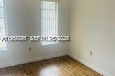 House in Miami, Florida 3 bedrooms, 326.64 sq.m. № 2011412 - photo 8