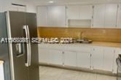 House in Miami, Florida 3 bedrooms, 326.64 sq.m. № 2011412 - photo 3