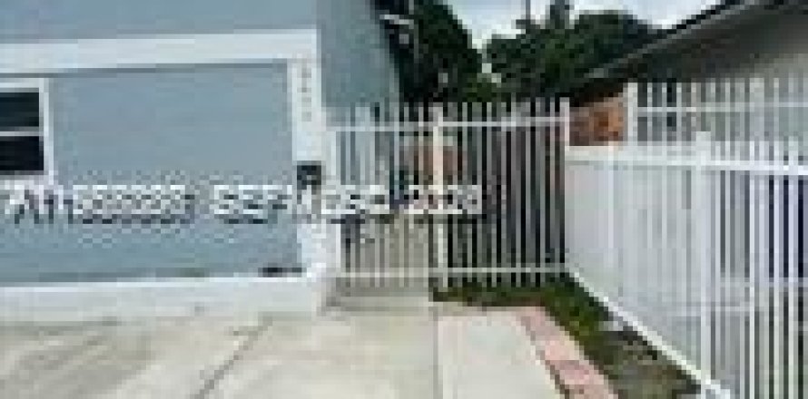 House in Miami, Florida 3 bedrooms, 326.64 sq.m. № 2011412