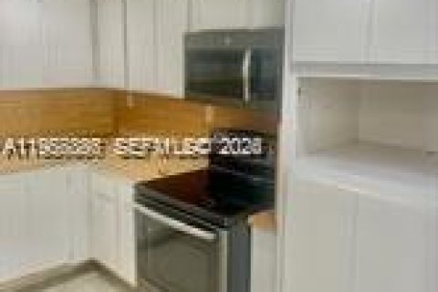 House in Miami, Florida 3 bedrooms, 326.64 sq.m. № 2011412 - photo 4