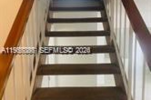 House in Miami, Florida 3 bedrooms, 326.64 sq.m. № 2011412 - photo 6