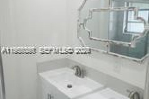 House in Miami, Florida 3 bedrooms, 326.64 sq.m. № 2011412 - photo 12