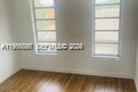 House in Miami, Florida 3 bedrooms, 326.64 sq.m. № 2011412 - photo 9