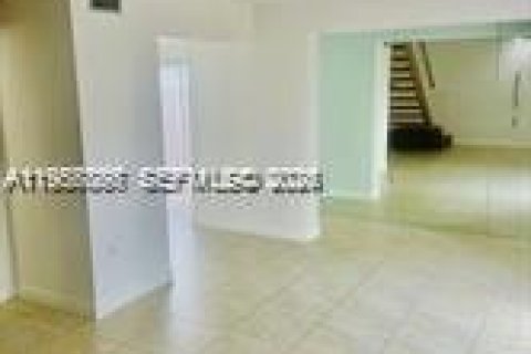 House in Miami, Florida 3 bedrooms, 326.64 sq.m. № 2011412 - photo 5