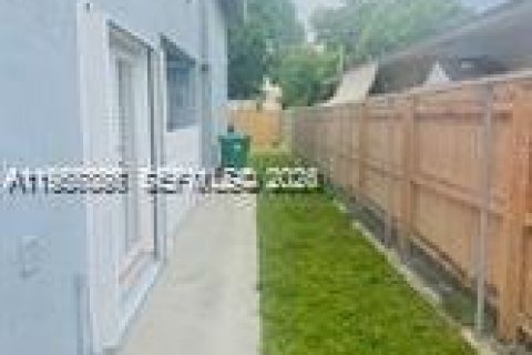 House in Miami, Florida 3 bedrooms, 326.64 sq.m. № 2011412 - photo 2