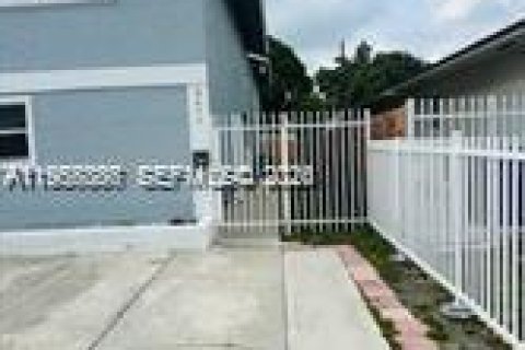 House in Miami, Florida 3 bedrooms, 326.64 sq.m. № 2011412 - photo 13