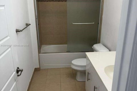 House in Miami, Florida 3 bedrooms, 167.97 sq.m. № 2073760 - photo 14