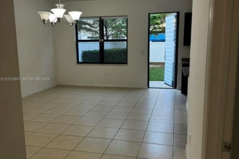 House in Miami, Florida 3 bedrooms, 167.97 sq.m. № 2073760 - photo 5