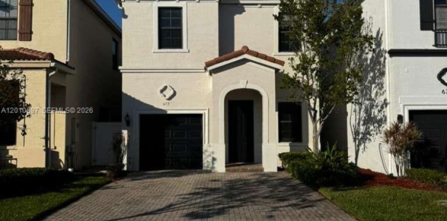 House in Miami, Florida 3 bedrooms, 167.97 sq.m. № 2073760