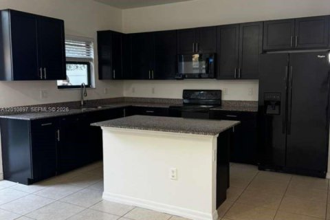 House in Miami, Florida 3 bedrooms, 167.97 sq.m. № 2073760 - photo 6