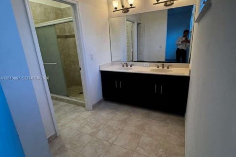 House in Miami, Florida 3 bedrooms, 167.97 sq.m. № 2073760 - photo 11