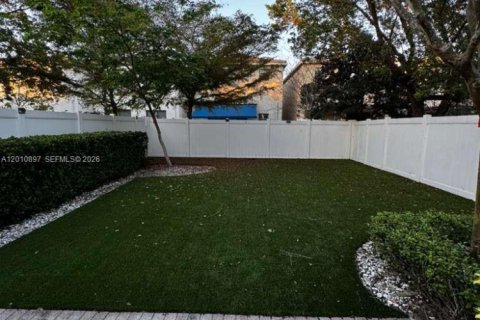 House in Miami, Florida 3 bedrooms, 167.97 sq.m. № 2073760 - photo 18