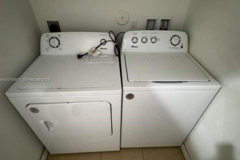 House in Miami, Florida 3 bedrooms, 167.97 sq.m. № 2073760 - photo 8