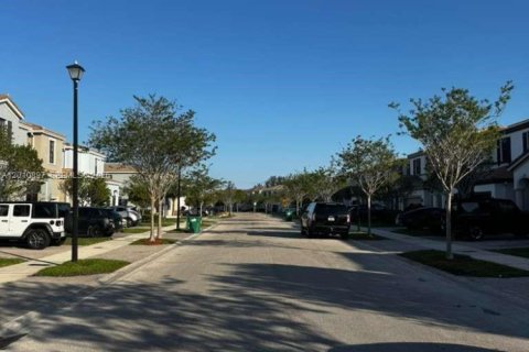 House in Miami, Florida 3 bedrooms, 167.97 sq.m. № 2073760 - photo 3