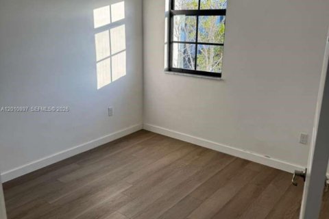House in Miami, Florida 3 bedrooms, 167.97 sq.m. № 2073760 - photo 13