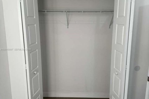 House in Miami, Florida 3 bedrooms, 167.97 sq.m. № 2073760 - photo 17