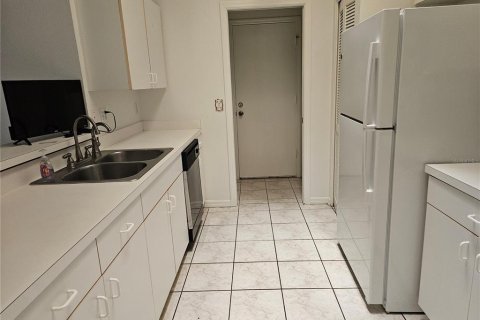 Condo in Sun City Center, Florida, 2 bedrooms  № 1899344 - photo 6