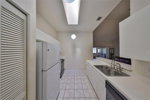 Condo in Sun City Center, Florida, 2 bedrooms  № 1899344 - photo 7