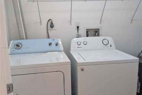 Condo in Miami, Florida, 2 bedrooms № 1812313 - photo 13