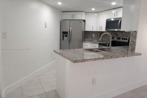 Condo in Miami, Florida, 2 bedrooms № 1812313 - photo 5