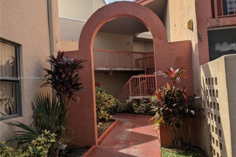 Condo in Miami, Florida, 2 bedrooms № 1812313 - photo 4