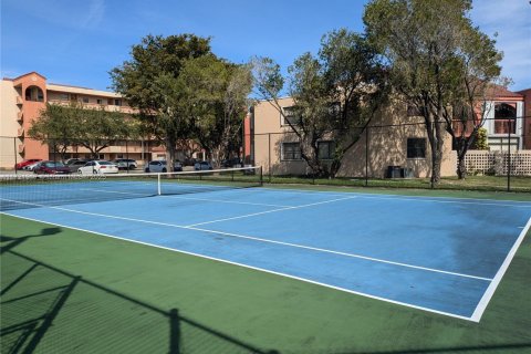 Condo in Miami, Florida, 2 bedrooms № 1812313 - photo 2