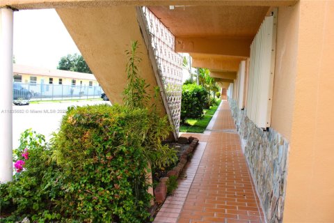 Condo in Hialeah, Florida, 1 bedroom  № 1980235 - photo 13