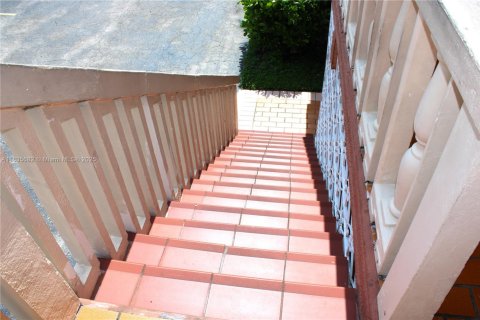 Condo in Hialeah, Florida, 1 bedroom  № 1980235 - photo 15