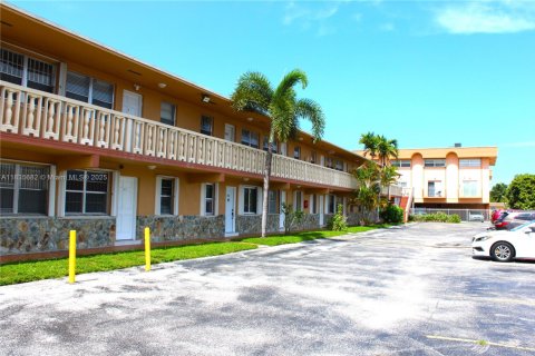 Condo in Hialeah, Florida, 1 bedroom  № 1980235 - photo 1
