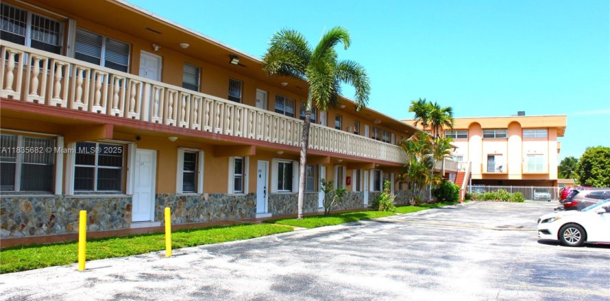 Condo in Hialeah, Florida, 1 bedroom  № 1980235