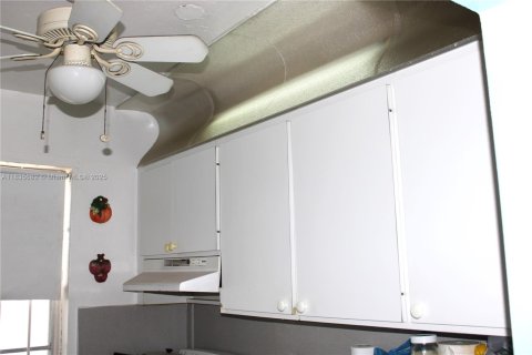 Condo in Hialeah, Florida, 1 bedroom  № 1980235 - photo 22