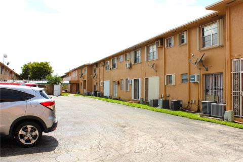 Condo in Hialeah, Florida, 1 bedroom  № 1980235 - photo 10