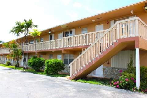 Condo in Hialeah, Florida, 1 bedroom  № 1980235 - photo 2