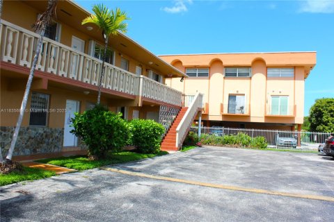 Condo in Hialeah, Florida, 1 bedroom  № 1980235 - photo 7