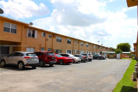 Condo in Hialeah, Florida, 1 bedroom  № 1980235 - photo 9