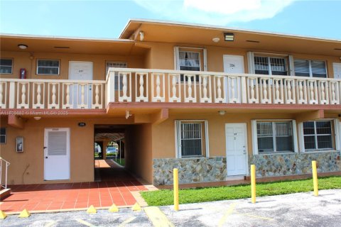 Condo in Hialeah, Florida, 1 bedroom  № 1980235 - photo 4