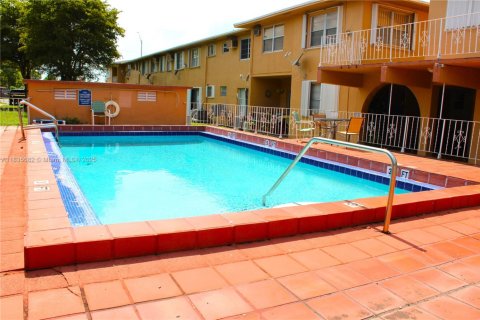 Condo in Hialeah, Florida, 1 bedroom  № 1980235 - photo 28
